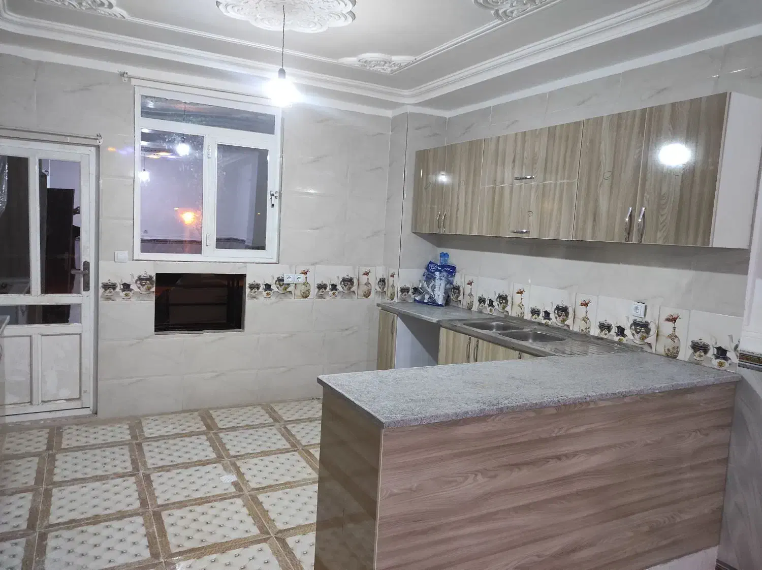 خیابان امام کوچه بستنی شاد۹۰متری ۲خواب|اجارهٔ آپارتمان|چابهار, |دیوار