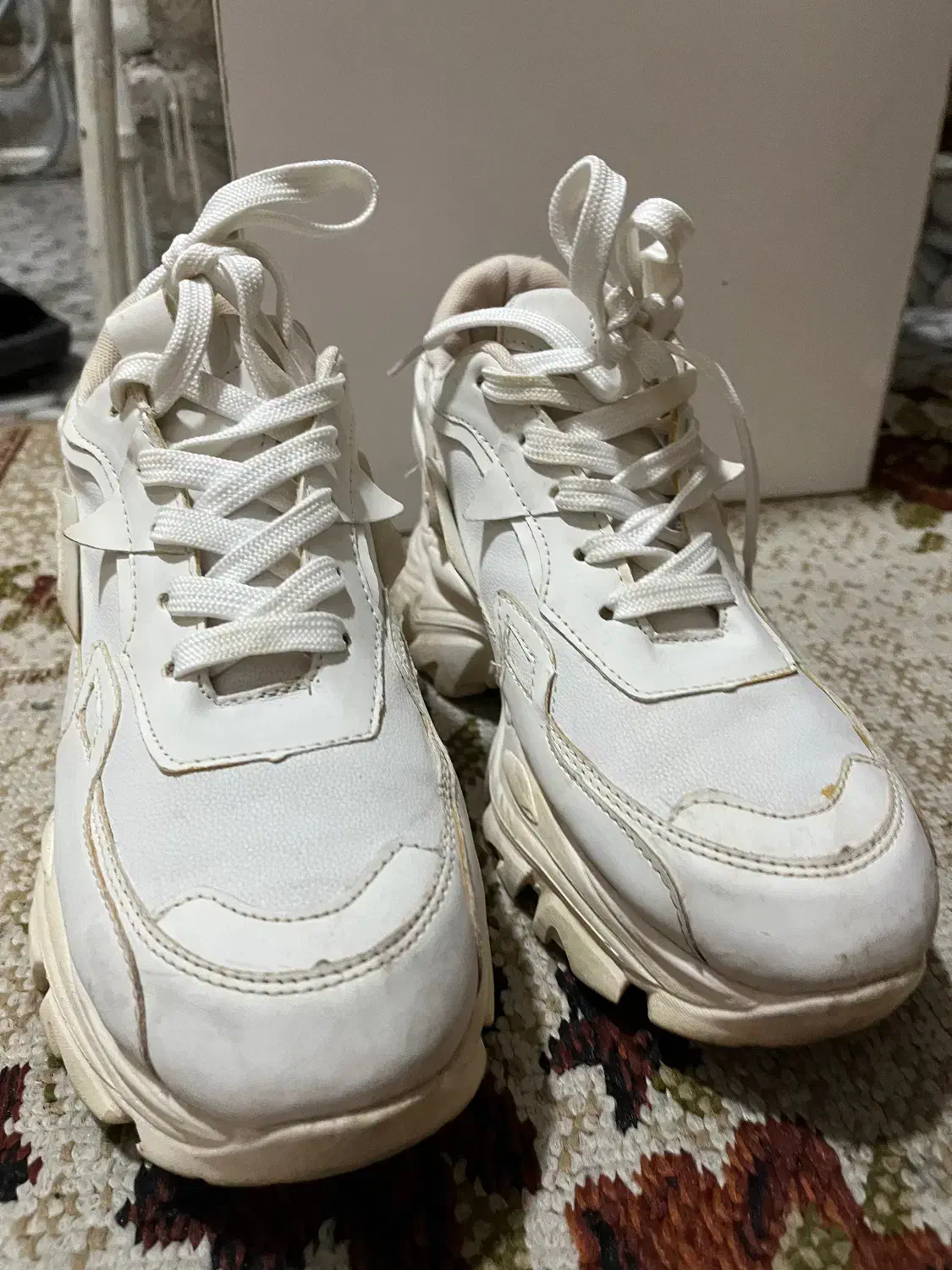 کتونی سفید زنانه|کیف، کفش، کمربند|رشت, فلسطین|دیوار