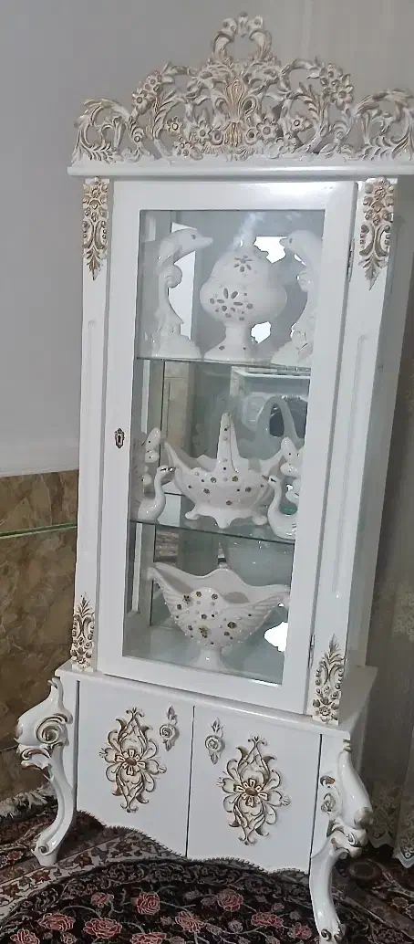 بوفه و ساعت فروشی  با وسایل داخلش ۶ و نیم|بوفه، ویترین، کنسول|سی‌سخت, |دیوار