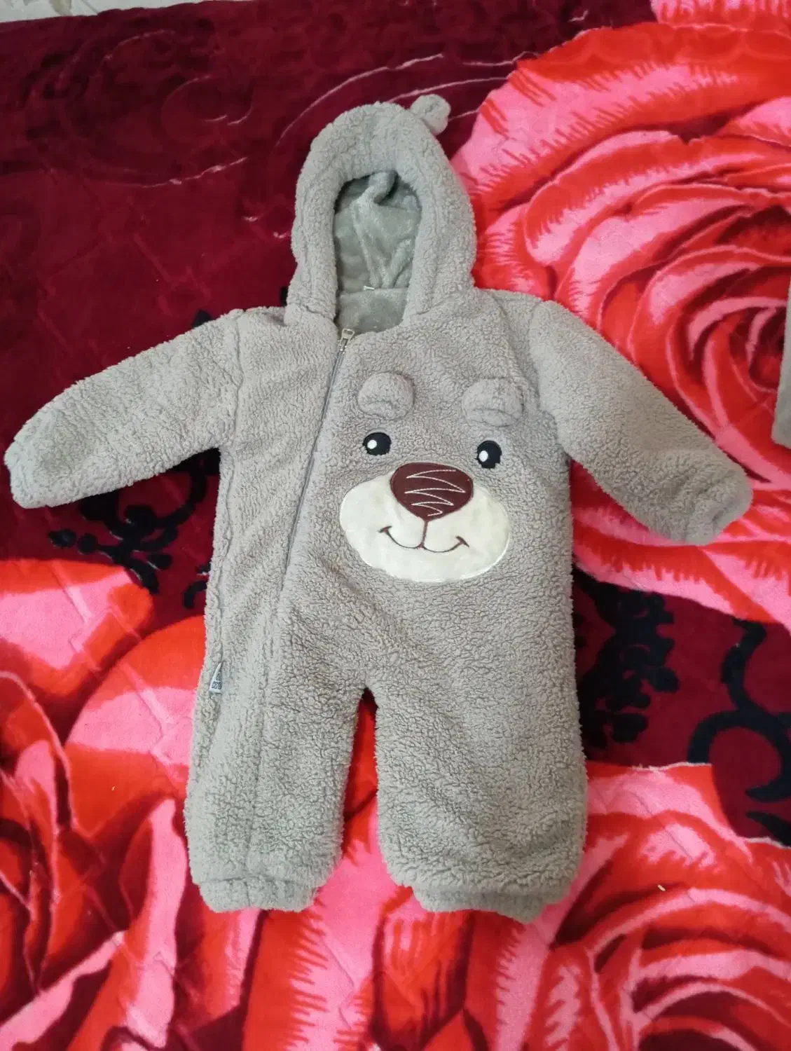 لباس بچگانه|کفش و لباس بچه|میانه, |دیوار