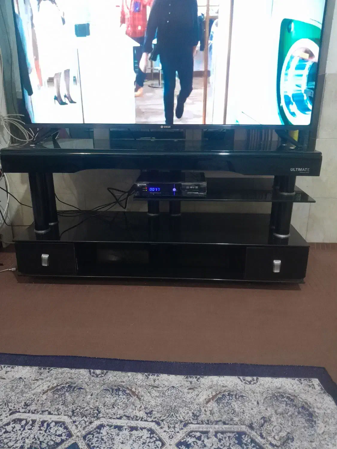 میز تلویزیون شیشهای محکم معاوضه|میز تلویزیون|شیراز, سعدیه شمالی|دیوار