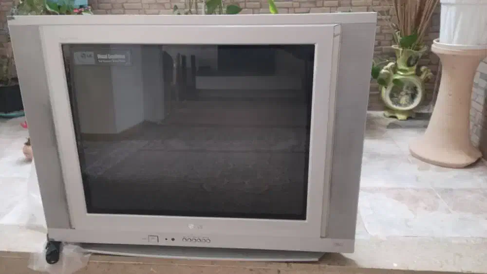 تلویزیون LG 29 اینچ اصل با میز|تلویزیون و پروژکتور|شیراز, تحویلی|دیوار