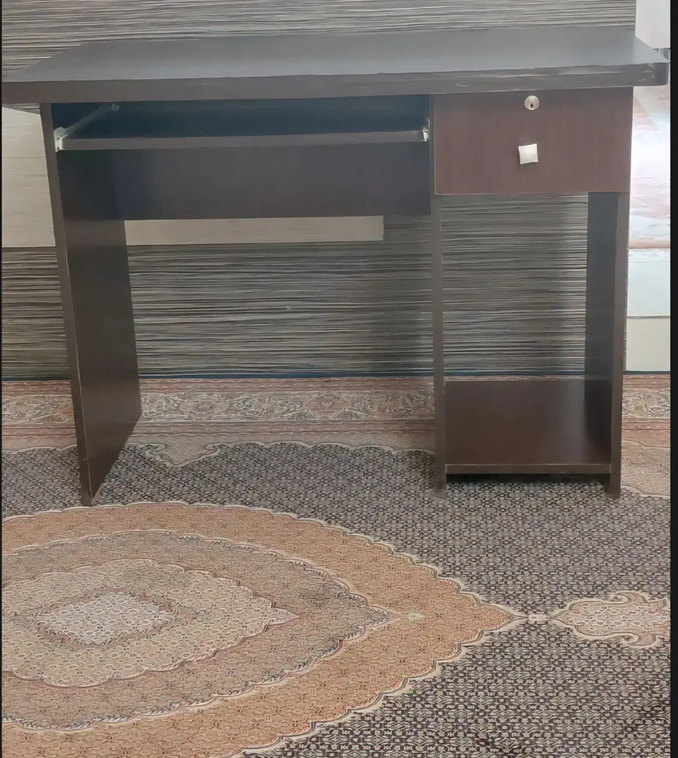 میز تحریر قدیمی محکم در حدنو|میز تحریر و کامپیوتر|تبریز, |دیوار