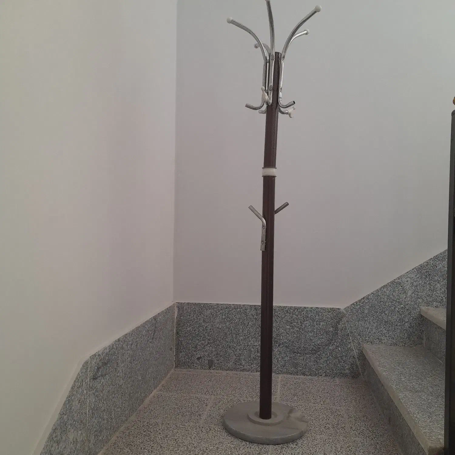 چوب‌لباسی فلزی|بندرخت و رخت‌آویز|صدرا-فارس, فاز ۱|دیوار