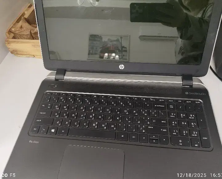 لپ تاب|رایانه همراه|لاهیجان, قیام|دیوار