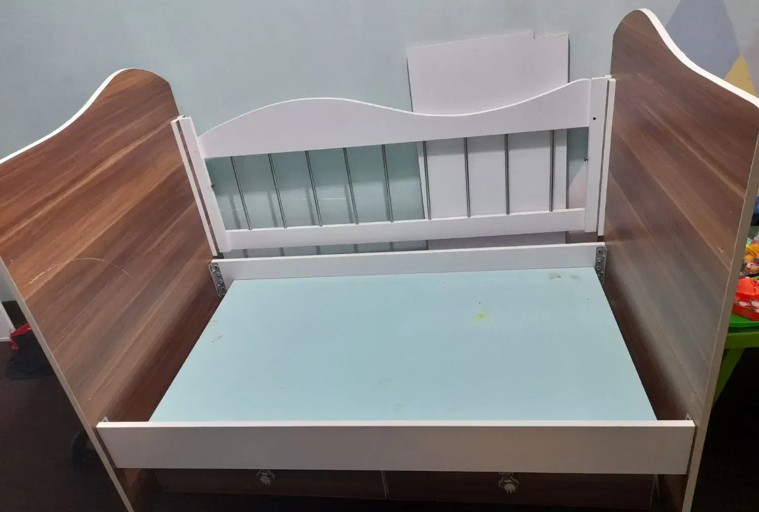 تخت کودک هردوطرف محافظ داره ابعادش ۱۳۵ در ۸۵|تخت و سرویس خواب|رشت, فرزانه|دیوار