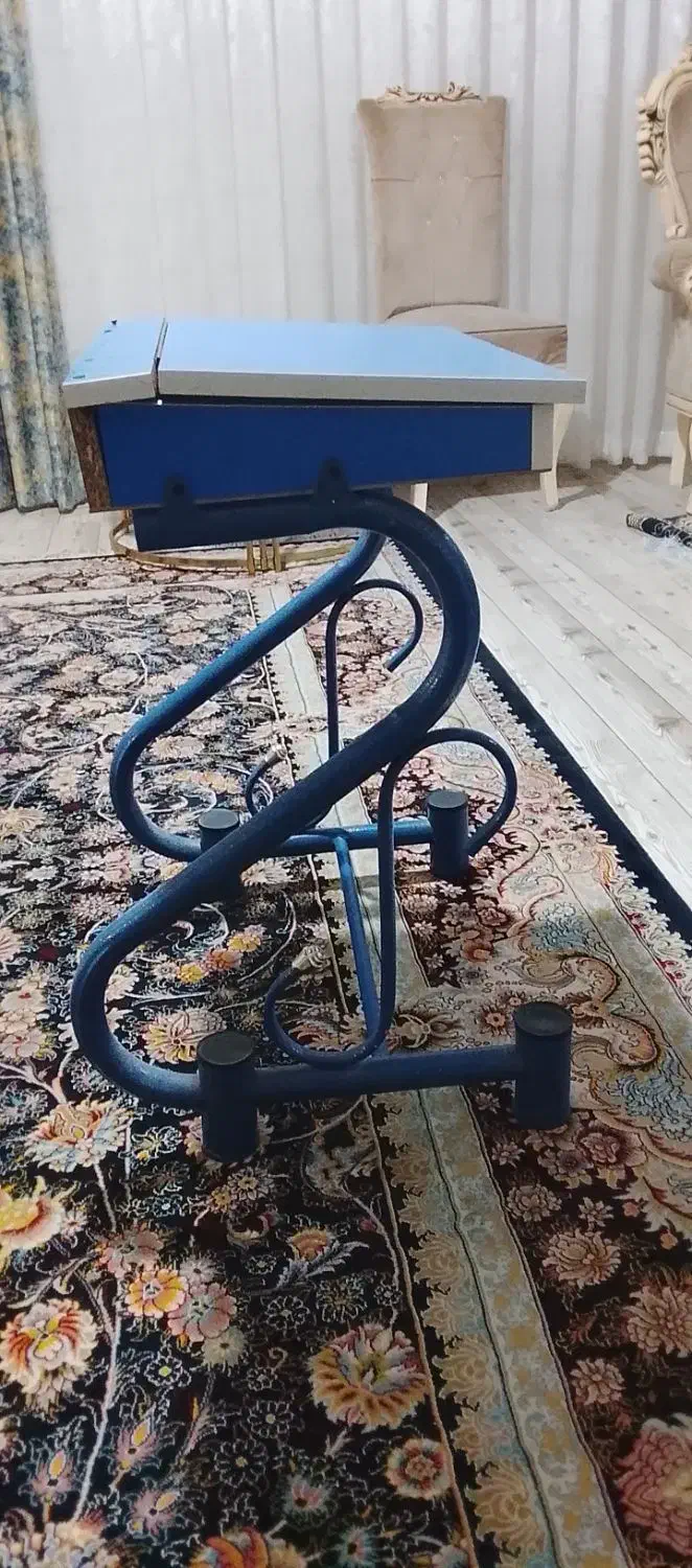 میز تحریر|میز تحریر و کامپیوتر|مهاجران, |دیوار