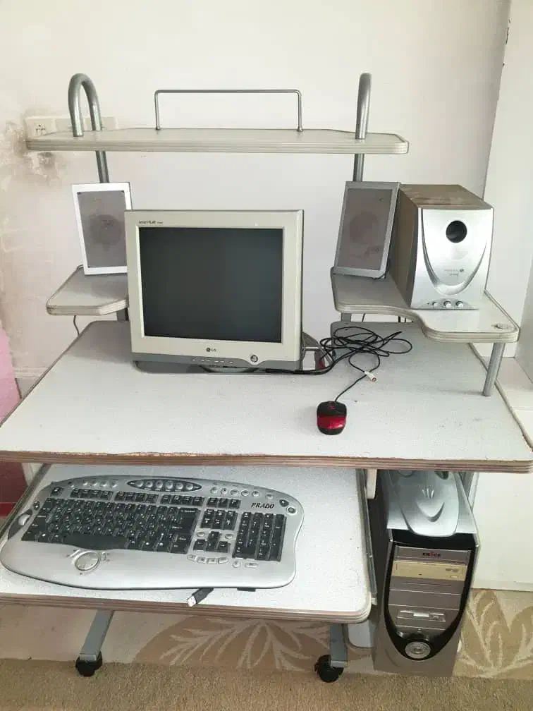 کیس کامل کامپیوتر با مانیتور و میز|رایانه رومیزی|خرامه, |دیوار