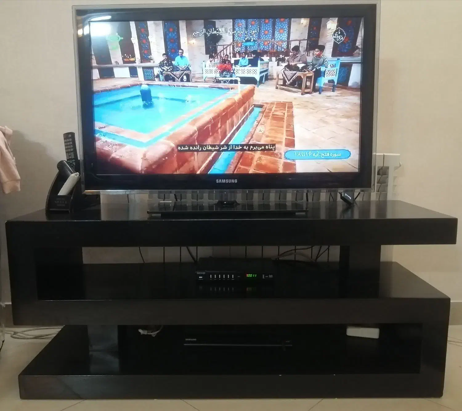 تلویزیون 37 اینچ سامسونگ کاملا سالم و میز تلویزیون|تلویزیون و پروژکتور|ری, اقدسیه|دیوار