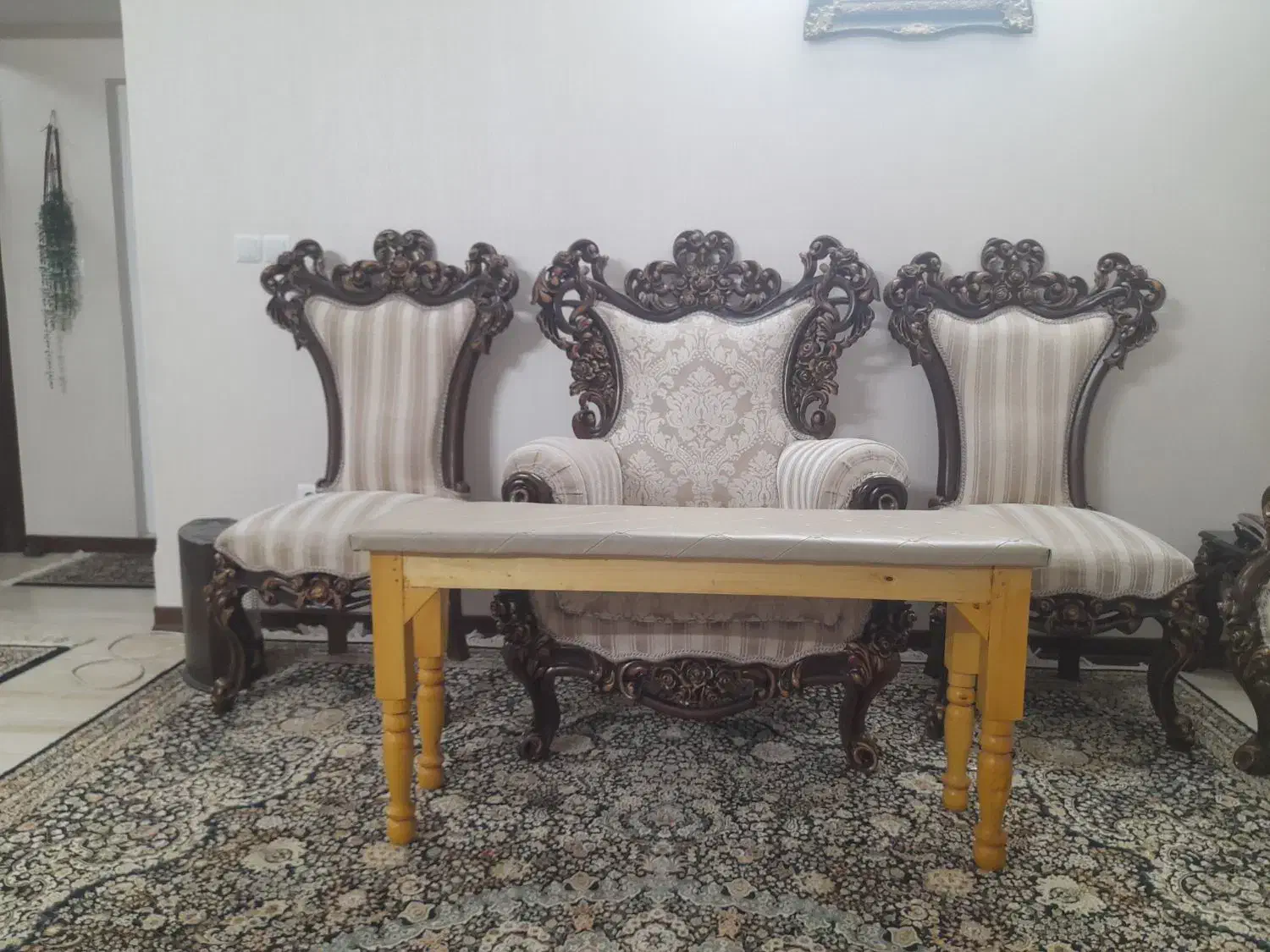 نیمکت چرم|صندلی و نیمکت|قم, طلاب غیر ایرانی|دیوار