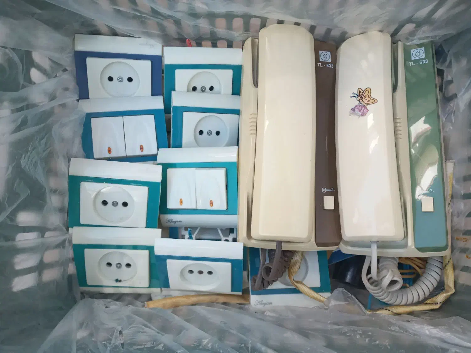 کلید پریز و گوشی آیفون|سایر لوازم برقی|اهر, |دیوار