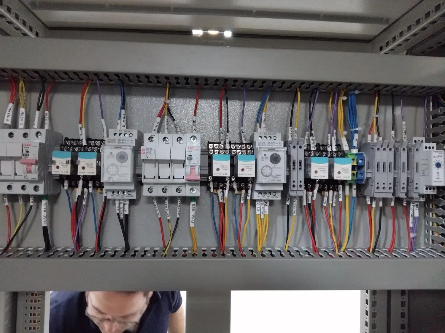 ساخت انواع تابلو برق و نقشه کشی|خدمات پیشه و مهارت|قم, هنرستان|دیوار