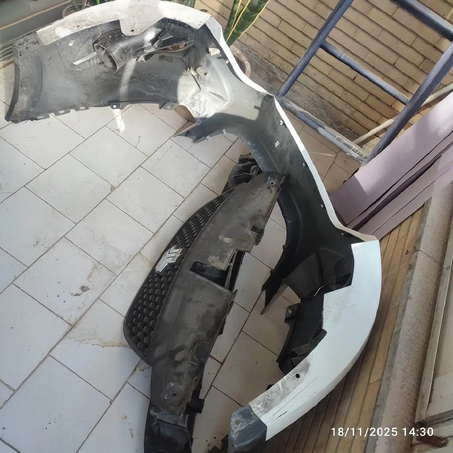 داغی سپر جلو کوئیک|قطعات یدکی و لوازم جانبی|شاهینشهر, فردوسی|دیوار