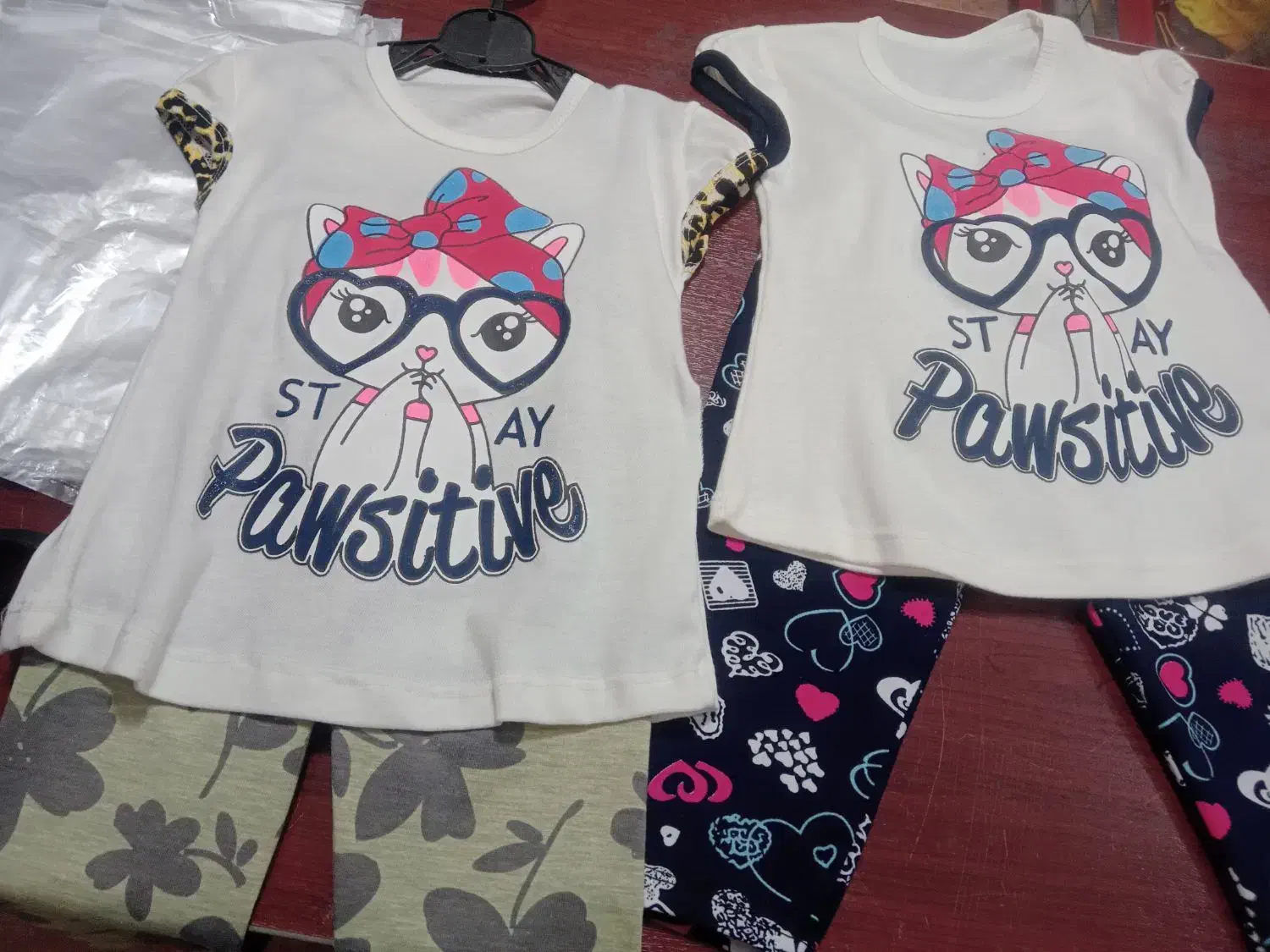 لباس|کفش و لباس بچه|میانه, |دیوار