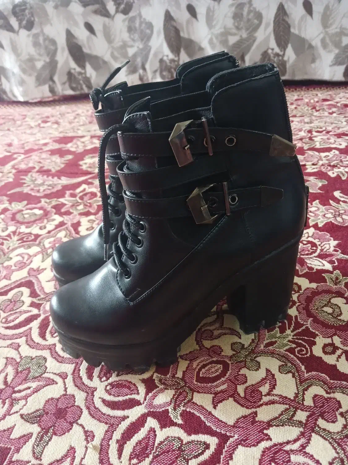 کفش|کیف، کفش، کمربند|سراب, |دیوار