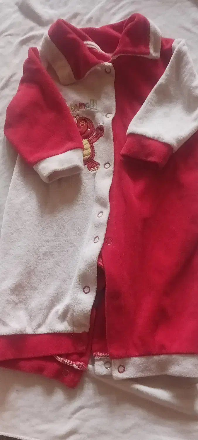 تعدادی لباس نوزادی دخترانه|کفش و لباس بچه|زارچ, |دیوار