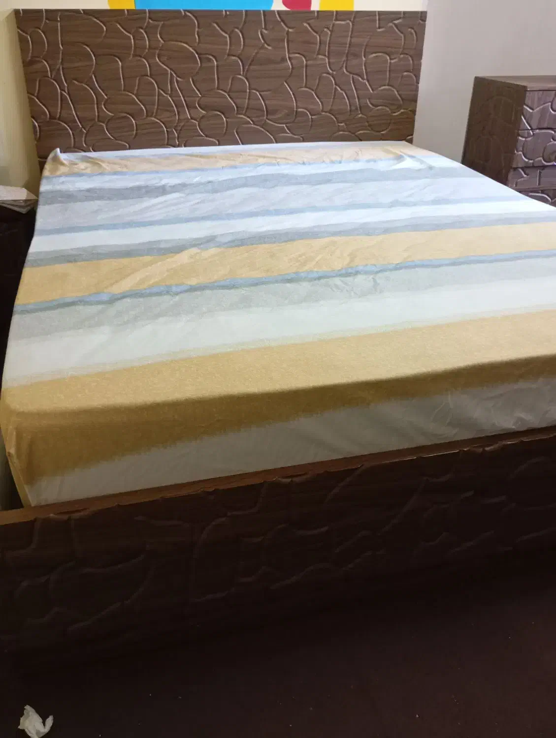 تخت دونفره به همراه خوشخواب دونفره نو،|تخت و سرویس خواب|بندر انزلی, گمرک|دیوار