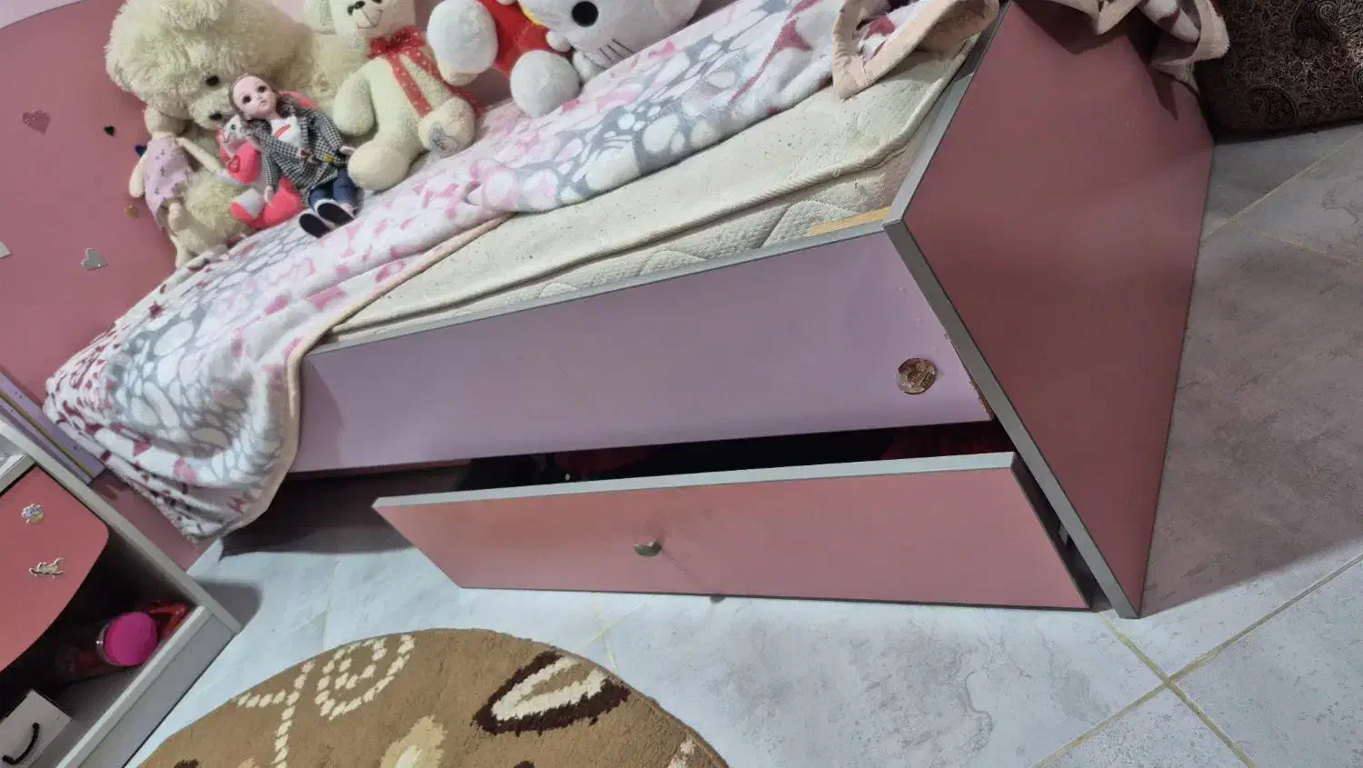 تخت نوجوان و پاتختی و میز تحریر و صندلی|اسباب و اثاث بچه|میناب, |دیوار