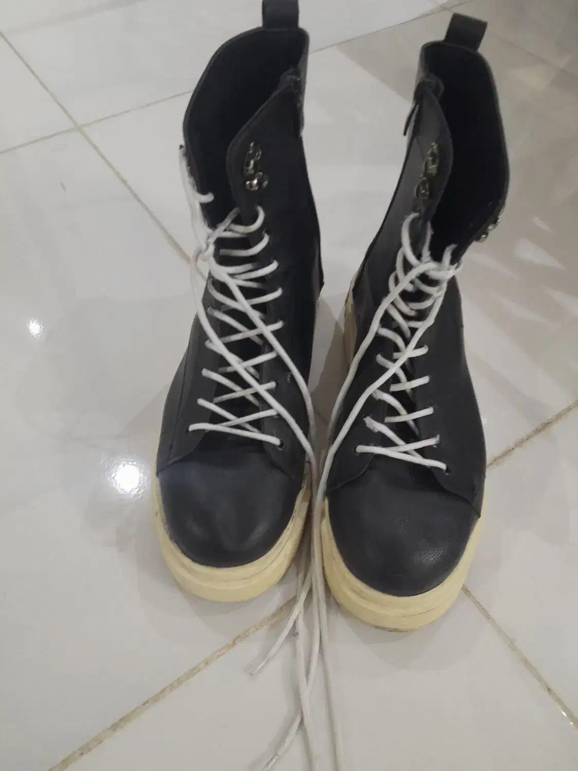 بوت مردونه|کیف، کفش، کمربند|شاهین‌شهر, نبوت|دیوار