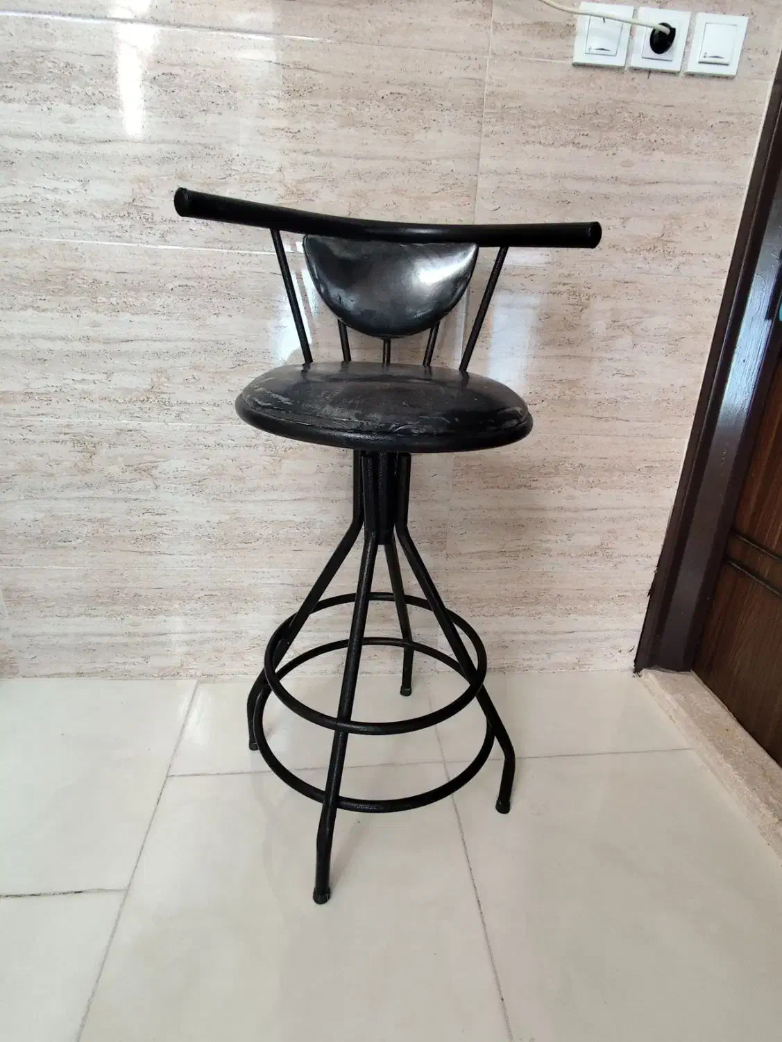 صندلی چرخی در حد نو سالم|صندلی و نیمکت|لنجان, |دیوار