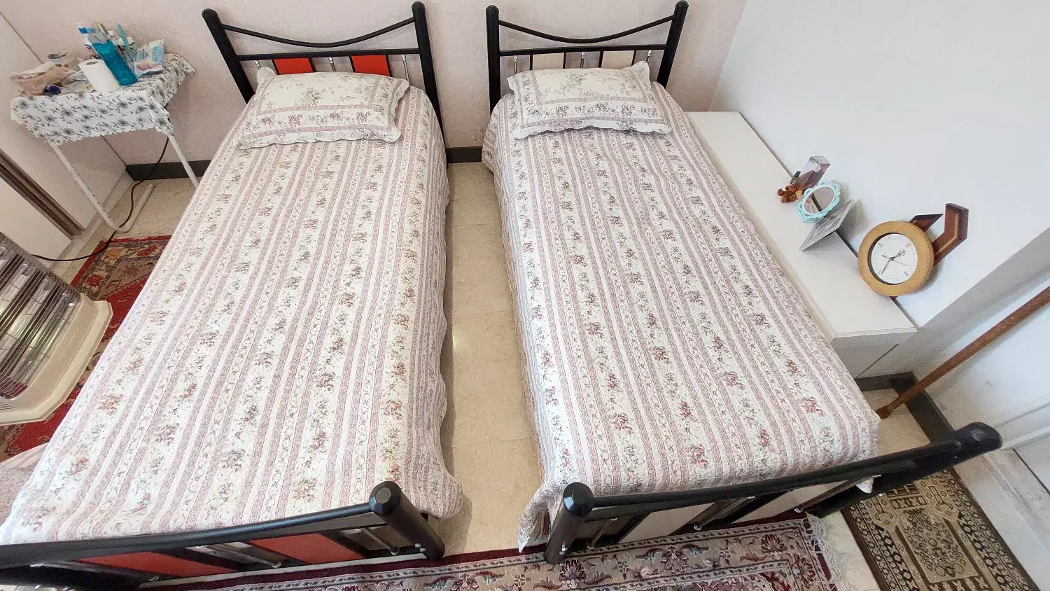 فروش تختخواب به همراه تشک بسیار سالم و تمیز|تخت و سرویس خواب|سلمان‌شهر, |دیوار