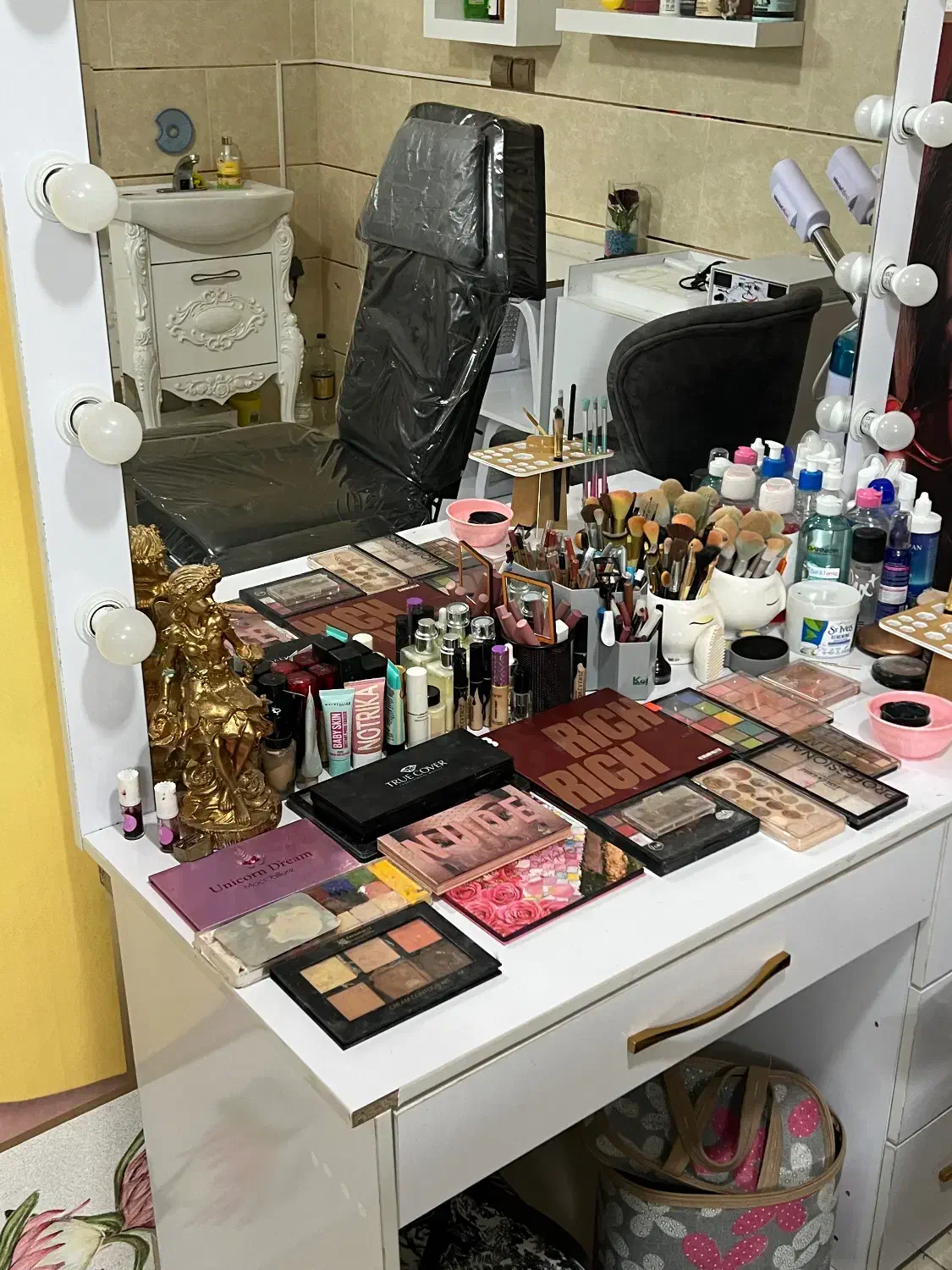 میزوصندلی میکاپ ومیز ناخن در حدنو|آرایشگاه و سالنهای زیبایی|شاهینشهر, فردوسی|دیوار