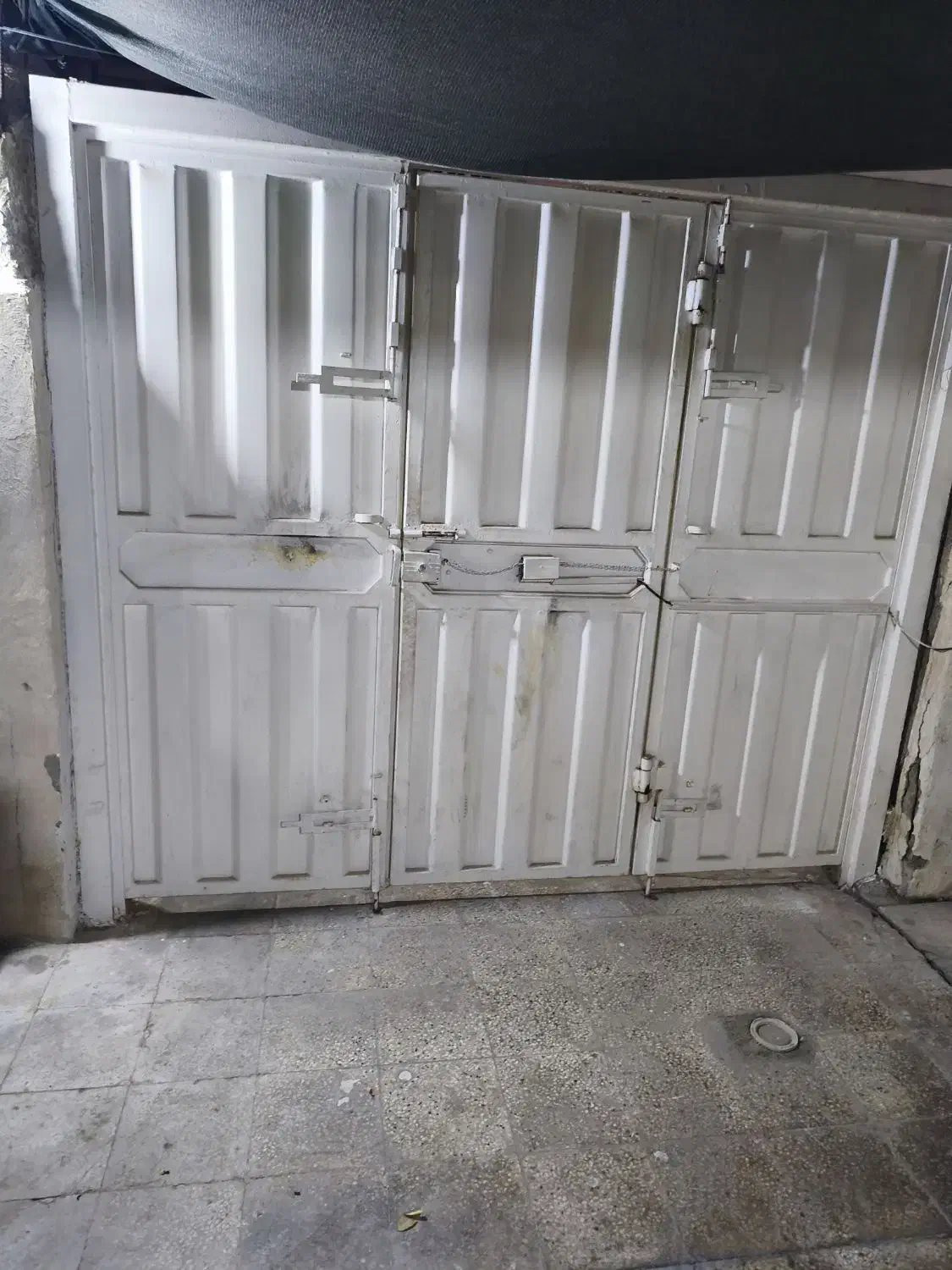 درب حیاط آهنی رنگ سفید|مصالح و تجهیزات ساختمان|بوشهر, |دیوار