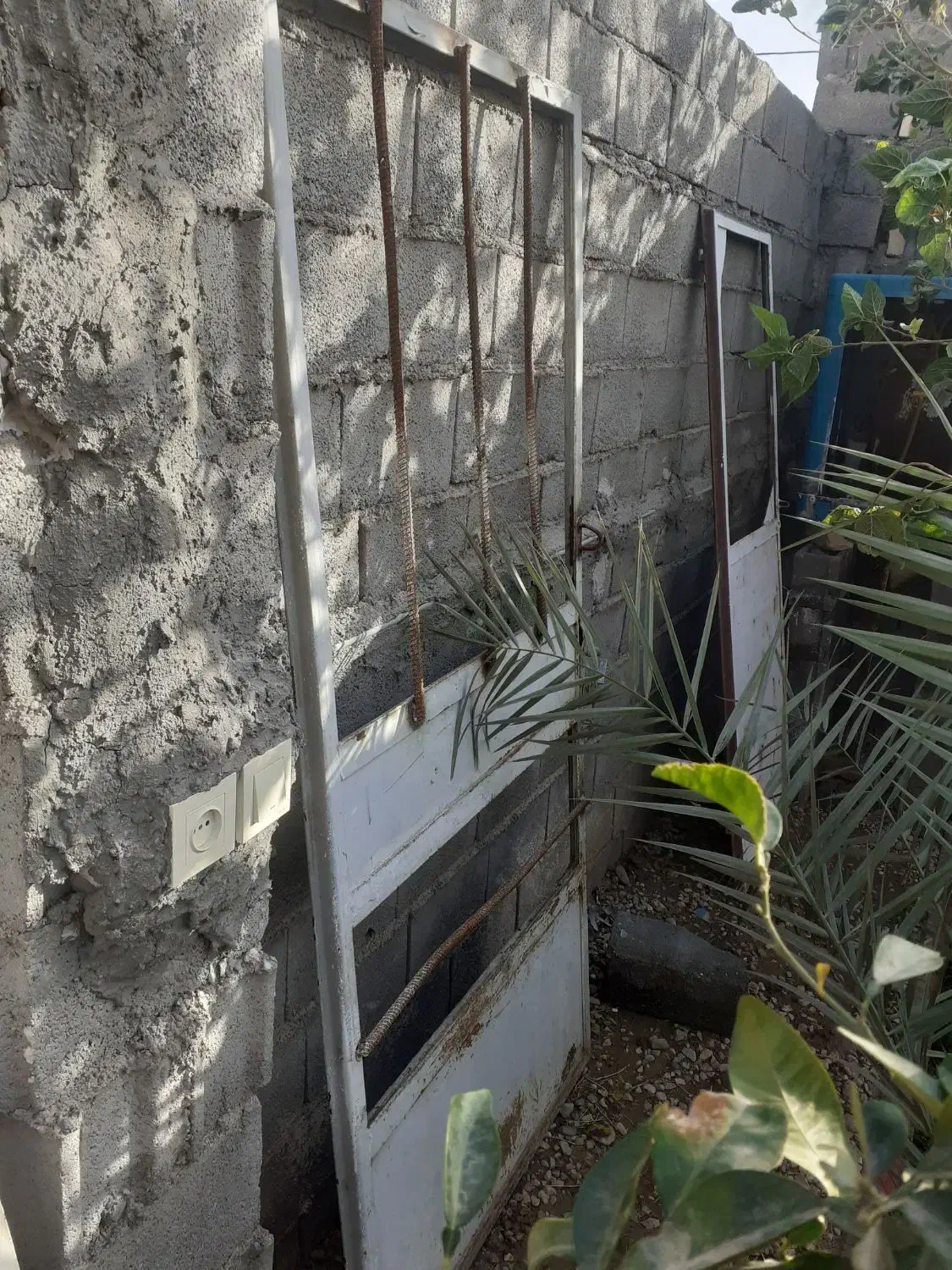 دوتا درب اهنی انباری دوتا پنجره و یه کم درب چوبی|حراج|طبس, |دیوار