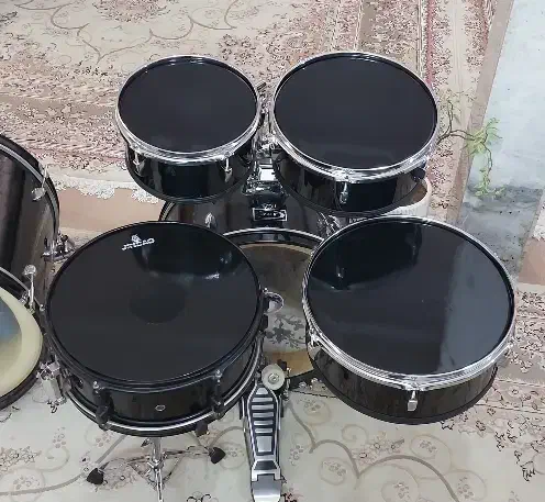 تراول درامز|درام و پرکاشن|هشتگرد, هیو|دیوار