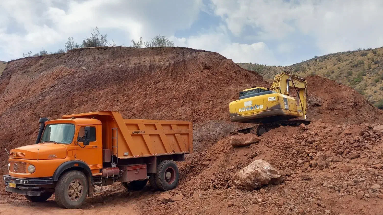 اجاره بیل میکانیکی زنجیری ولاستیکی|خدمات حمل و نقل|زنجان, |دیوار