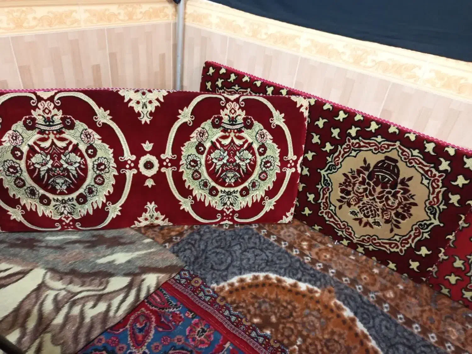 پشتی|پشتی|عجب شیر, |دیوار