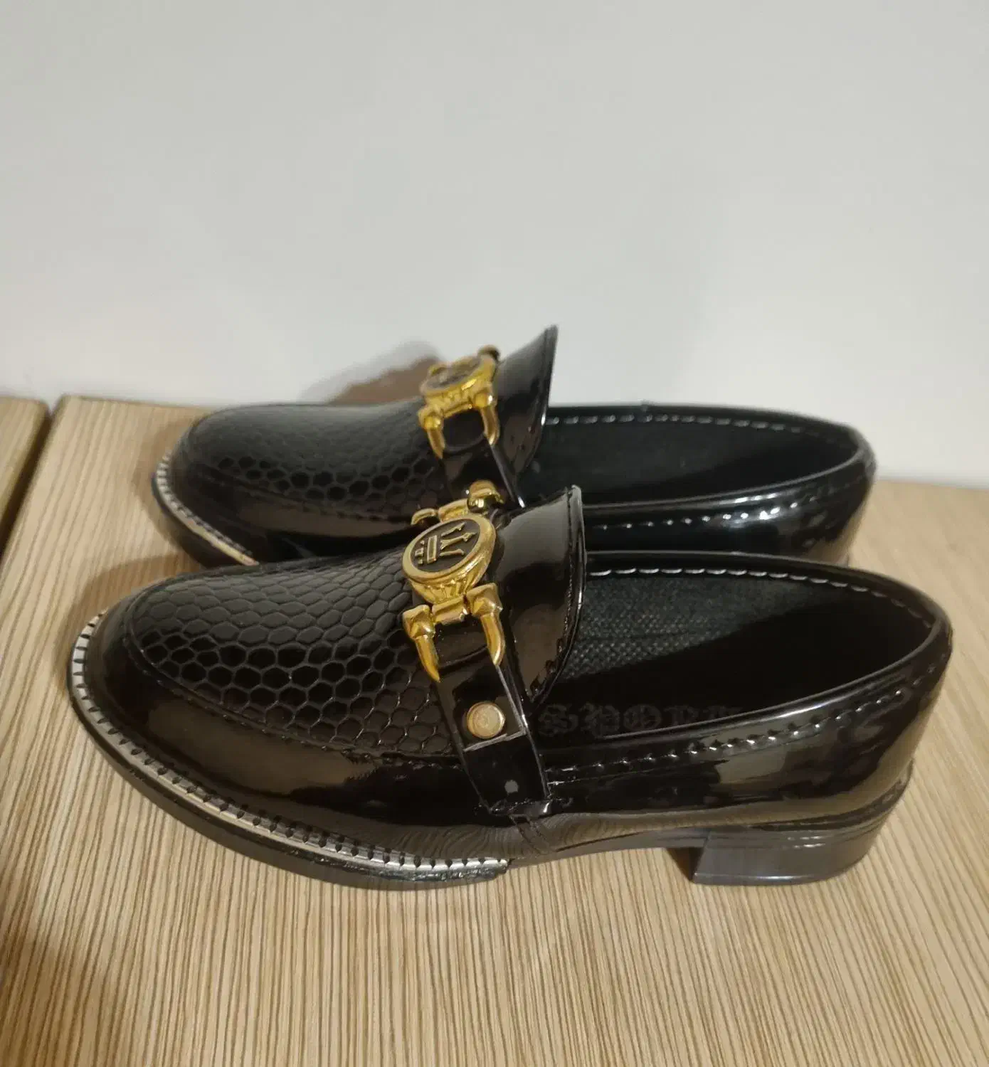 کتانی پسرانه|کفش و لباس بچه|اندیشه, اندیشه فاز ۴|دیوار