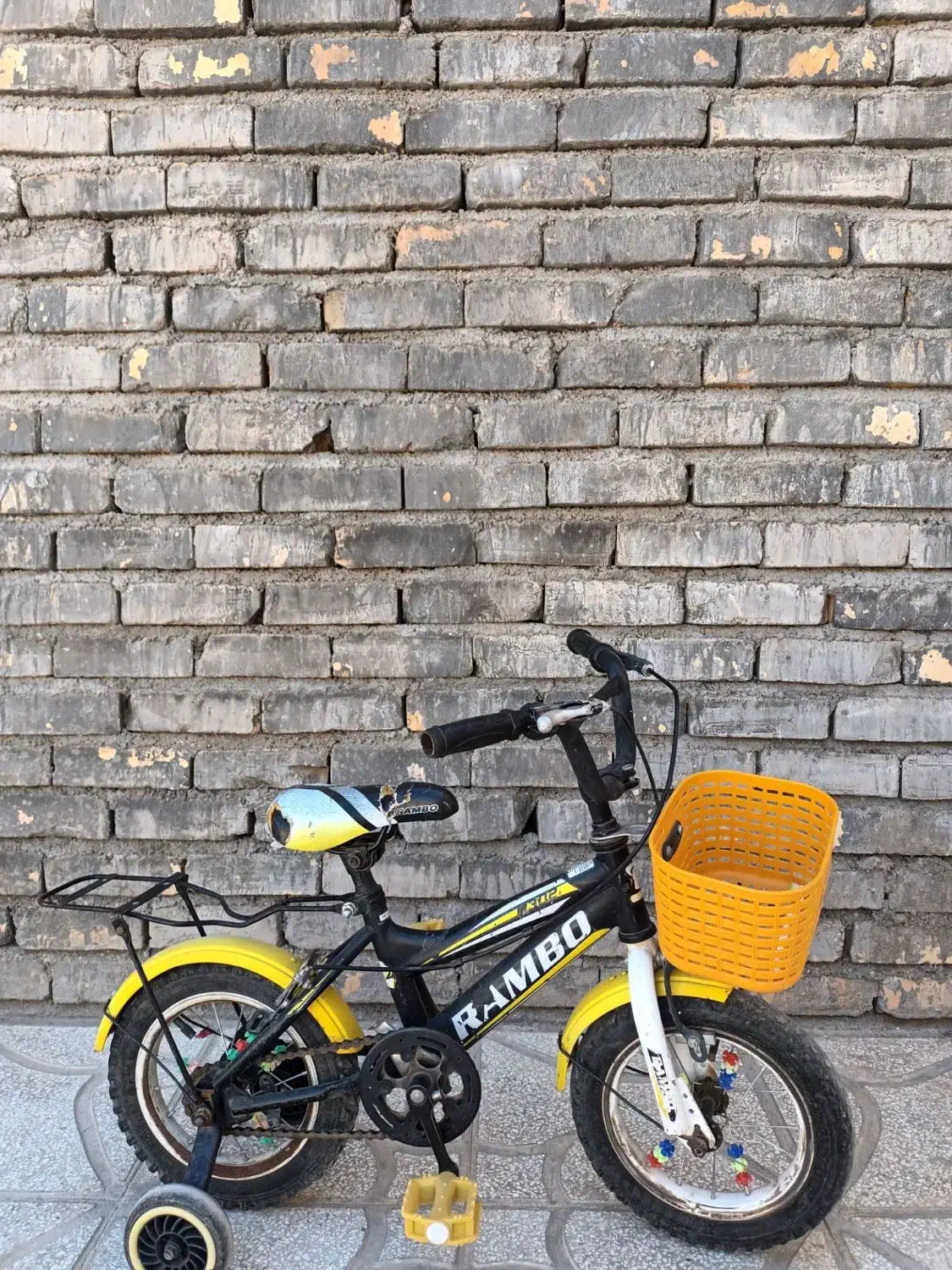 هر دو دوچرخه خارجی هستن|دوچرخه، اسکیت، اسکوتر|اسفراین, |دیوار