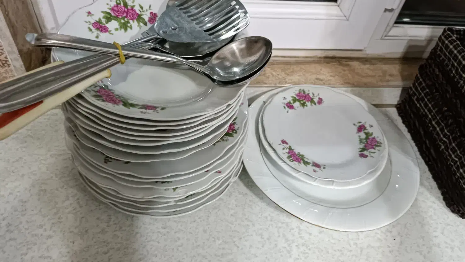 بشقاب برنج خوری وخورشت خوری گل سرخی|ظروف سرو و پذیرایی|اراک, |دیوار