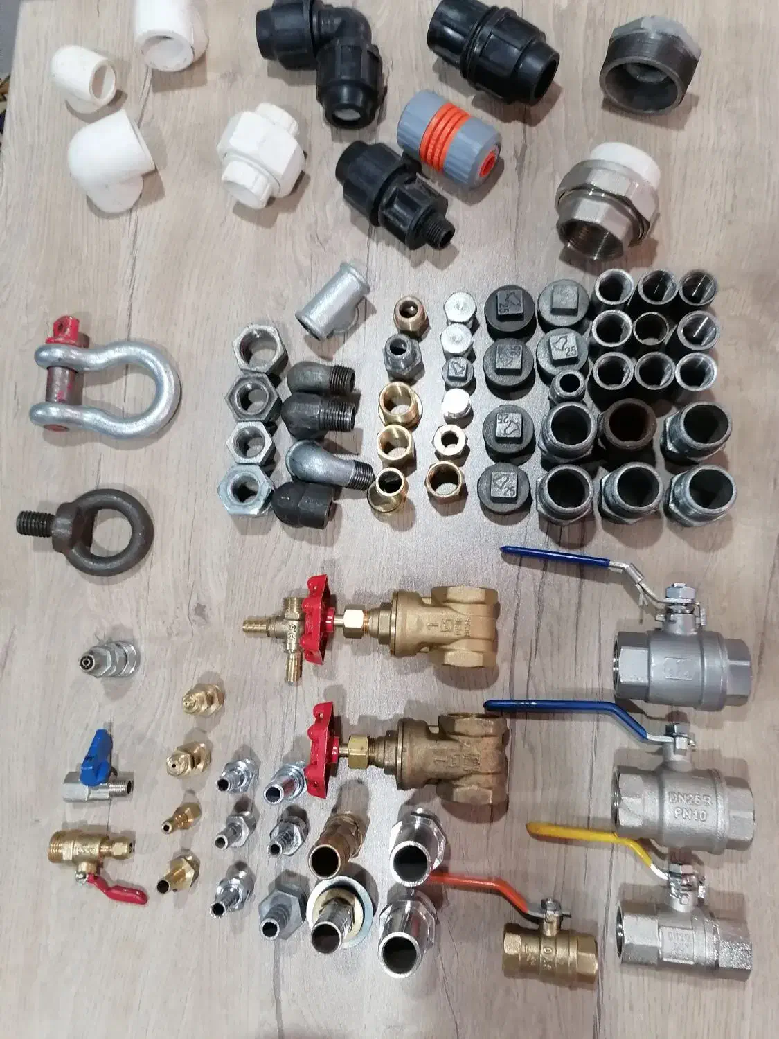 تعدادی شیرآلات گازی و آبی و دیگر لوازم لوله کشی|ابزارآلات|فردیس, نگارستان|دیوار