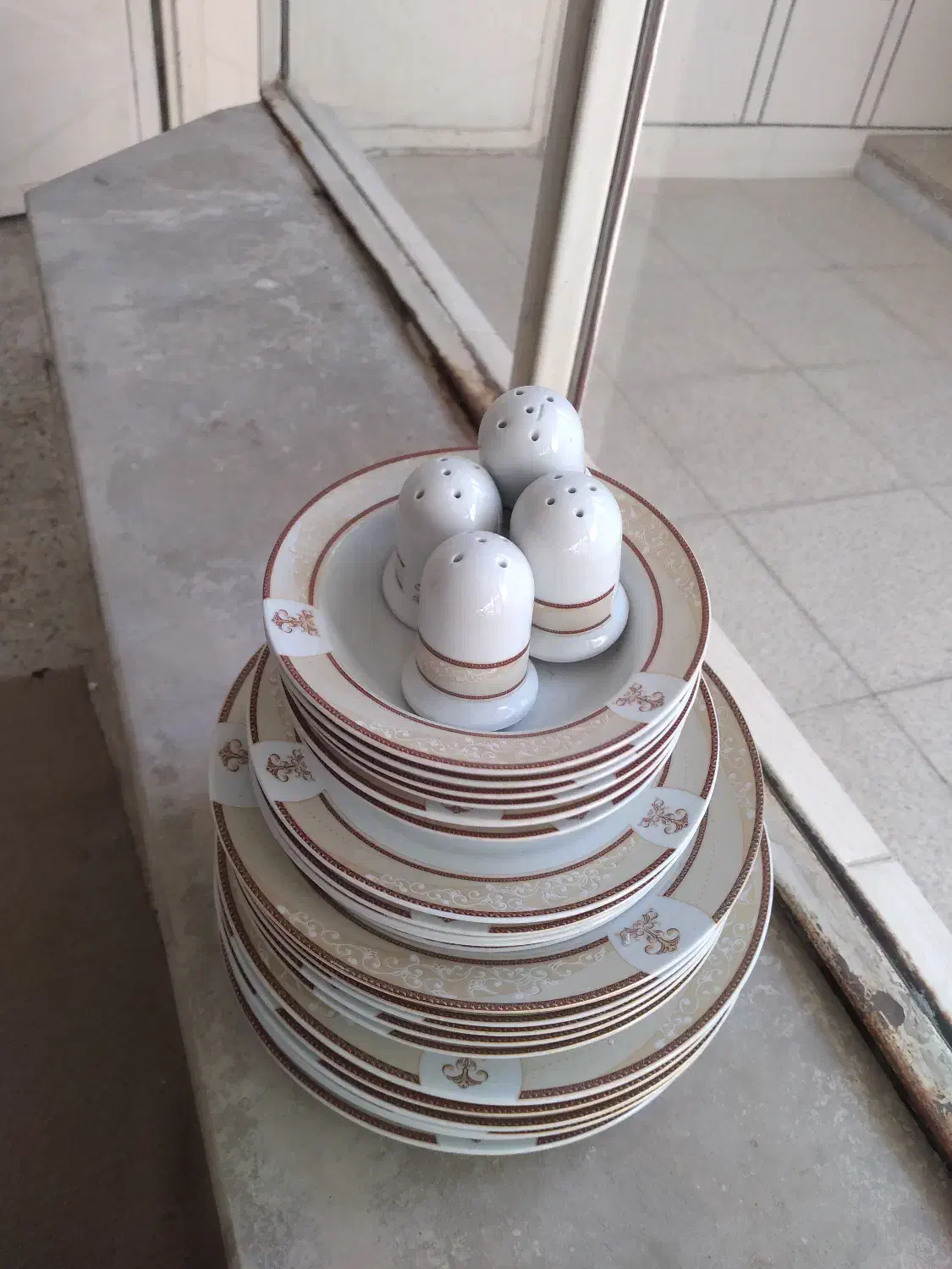 ظرف پذیرایی|ظروف سرو و پذیرایی|نجف‌آباد, قلعه سفید|دیوار