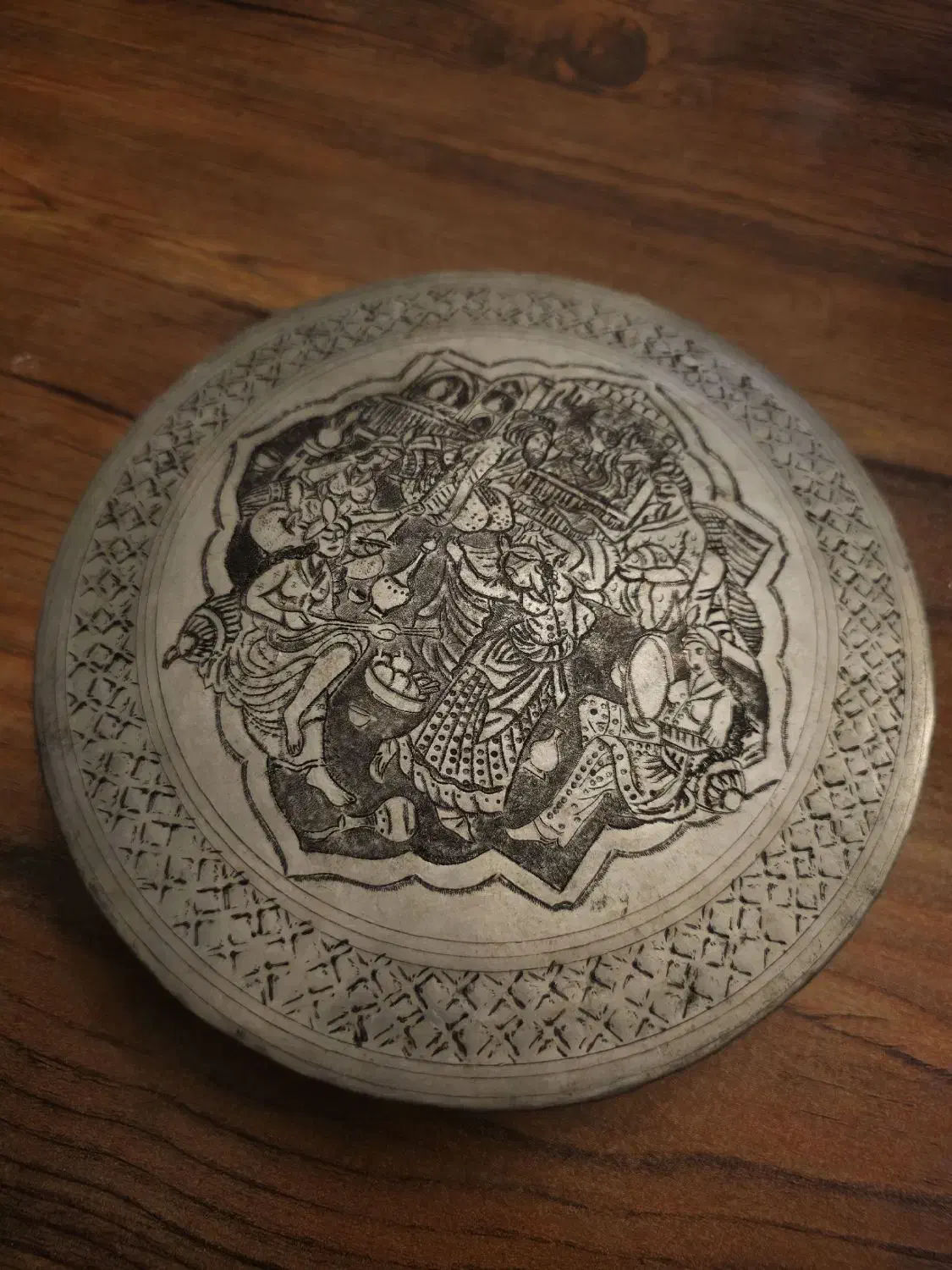 قلمزنی قدیمی اصیل قاجاری طرح بزم درباری|کلکسیون اشیاء عتیقه|تهران, کاج|دیوار