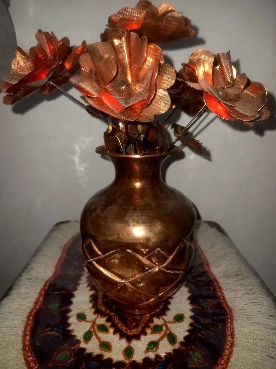 گلدان مس با ۱۰ عدد شاخه گل|صنایع دستی و سایر لوازم تزئینی|جیرفت, |دیوار