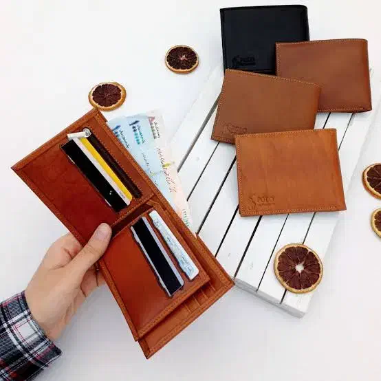 مدارک گمشده|اشیا|مرودشت, بیست متری بیمارستان|دیوار