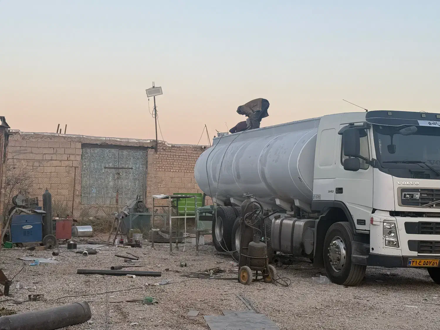 تانک دهچرخ|خودرو سنگین|برخوار, |دیوار