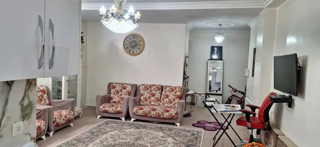 63مترطبقه1پارکینگ1خوابه آسانسور خ حیدری ک درختی