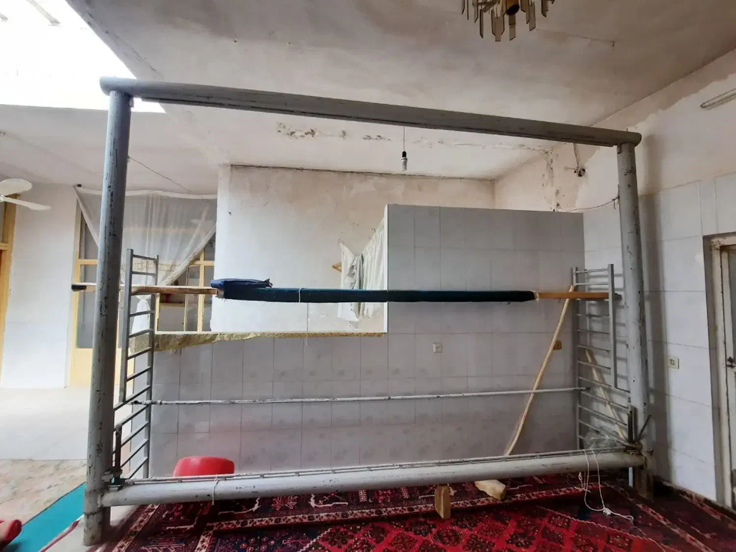 دار قالی ۱۲ متری|ابزارآلات|کاشان, کارگر|دیوار