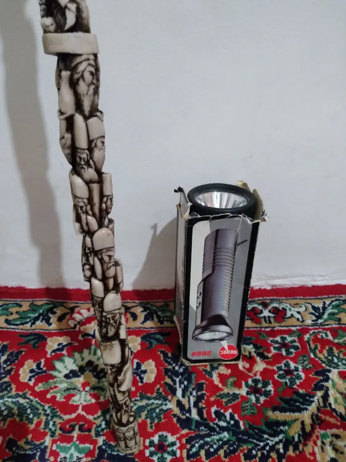 عصا.وچراغ قوه قدیمی|کلکسیون اشیاء عتیقه|قزوین, |دیوار