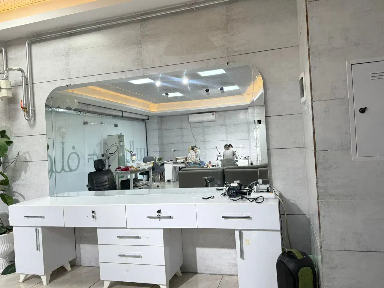 آینه وکنسول مخصوص سالن زیبایی|آرایشگاه و سالنهای زیبایی|ارومیه, |دیوار