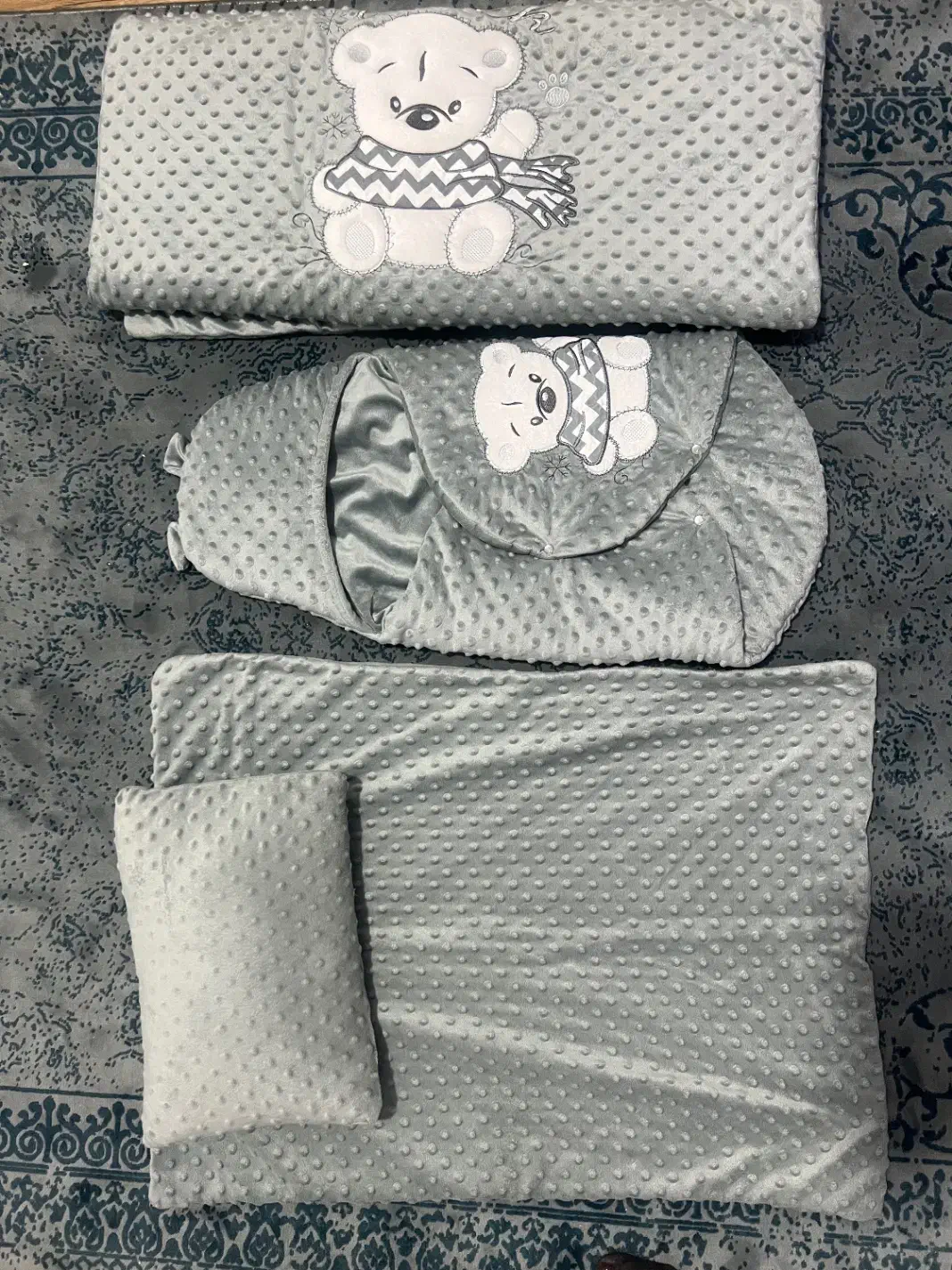 پتو و قنداق طوسی مخمل طرح خرسی نوزادی نو|رختخواب، بالش، پتو|مشکین‌دشت, |دیوار