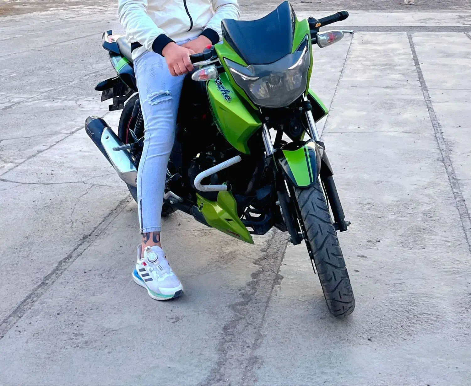 اپاچی|موتورسیکلت|تربت جام, جامرود|دیوار