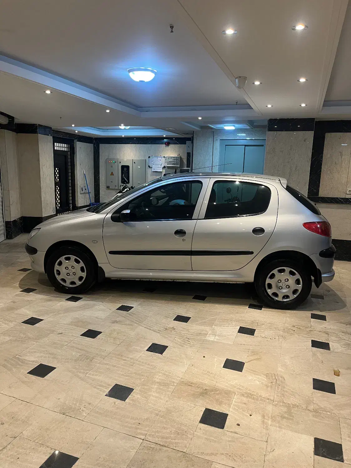 پژو۲۰۶ تیپ ۶ نقره ای ۱۷۲۰۰۰ تا کار کلکسیونی|خودرو سواری و وانت|تهران, امیریه|دیوار