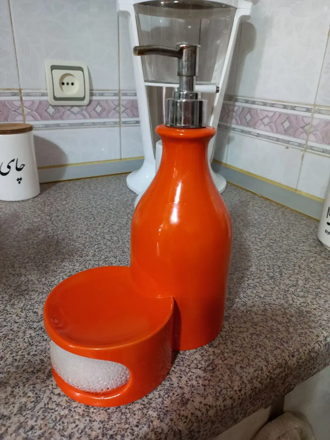 جای مایع|مواد شوینده و دستمال کاغذی|تهران, فلسطین (میدان انقلاب)|دیوار