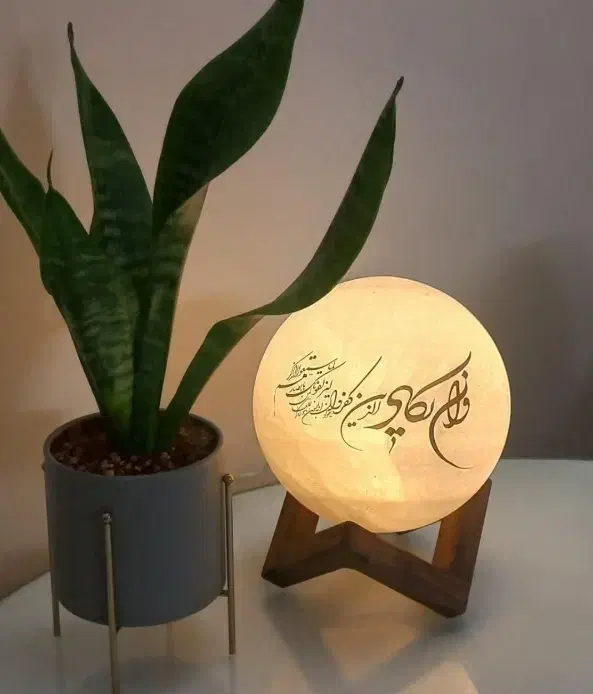 گوی ون یکاد|لامپ و چراغ|تهران, فلسطین (میدان انقلاب)|دیوار