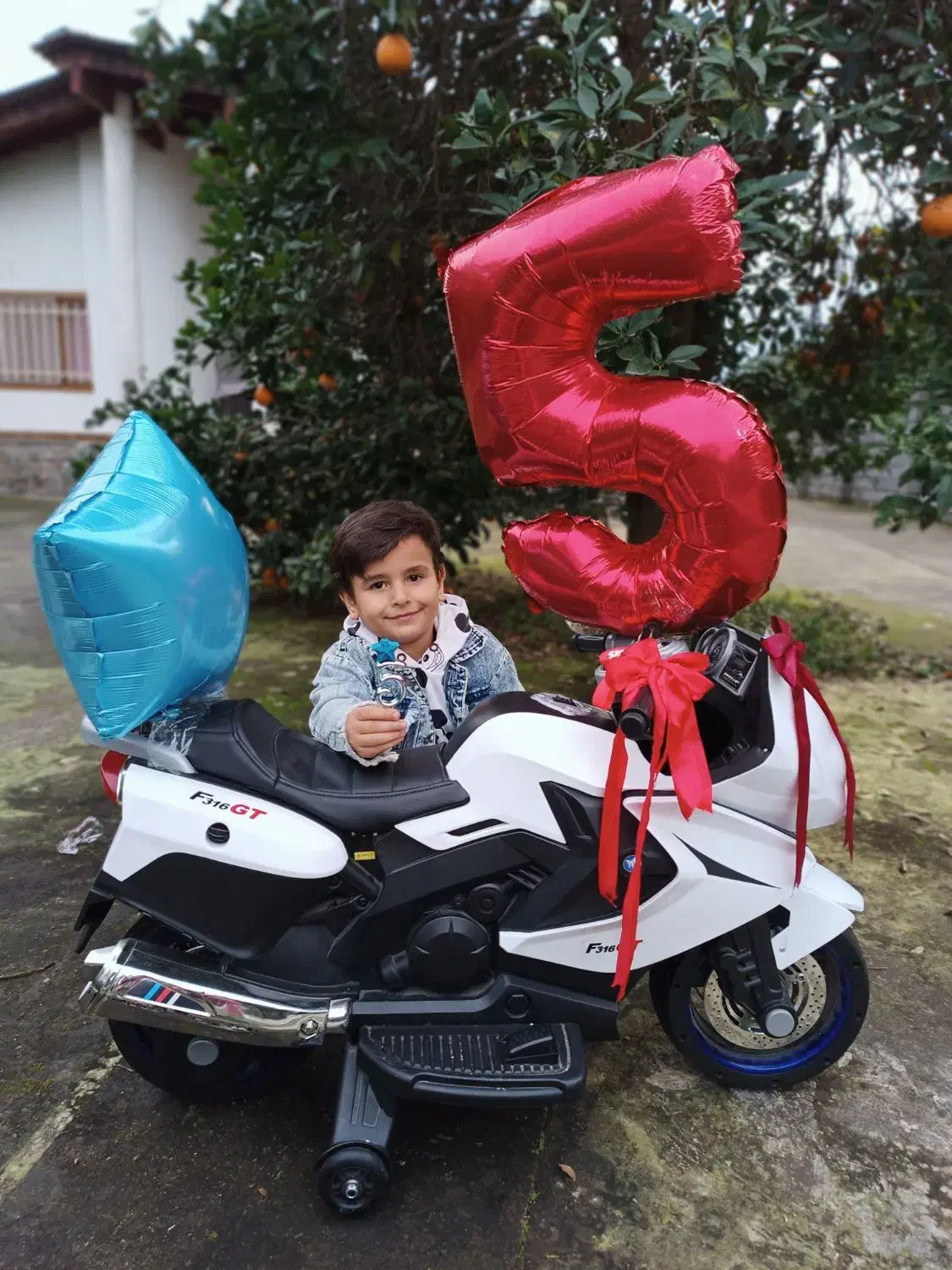 موتور شارژی صندوقدار و چراغ دار و موزیکال در حد نو|اسباببازی|نشتارود, |دیوار